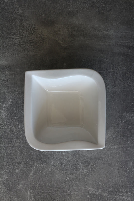 WHITE CERAMIC WAVY BOWL 5.25”