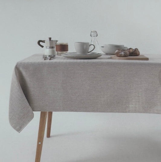Easy- care tablecloth