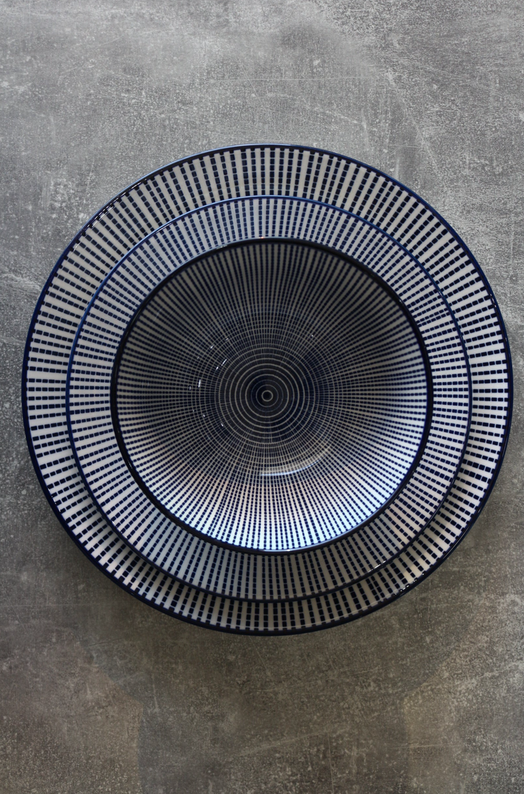WHITE AND BLUE CERAMIC FLAT PLATE 8.5''