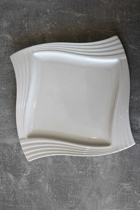 WHITE CERAMIC WAVY DINNER PLATE 9.75"