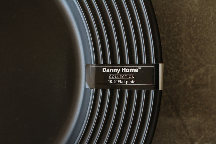 ROUND BLACK CERAMIC FLAT PLATE 10.5"