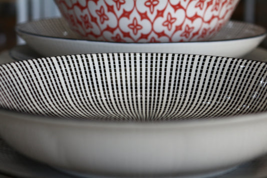 CERAMIC BLACK & WHITE DEEP PLATE 10.5''