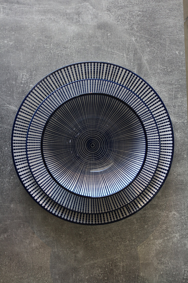 WHITE AND BLACK DINNER FLAT PLATE 10.5"